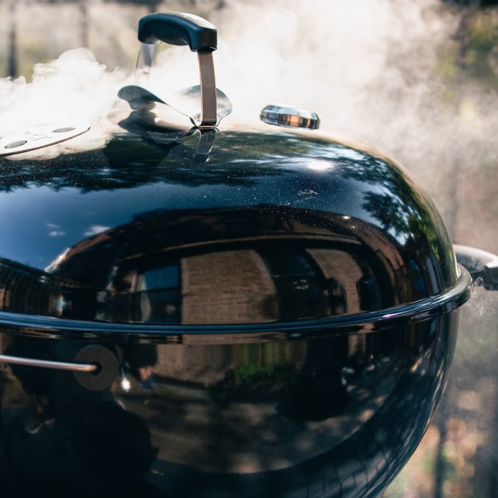 Weber Master Touch in Black with smoke