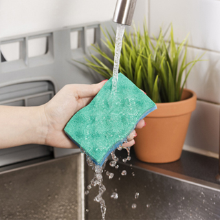 Rinses clean and resists odors. Water gliding food off the Scrunge sponge under the tap. Rinses clean and resists odors. Water gliding food off the Scrunge sponge under the tap.