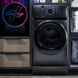 A front facing shot of the Washer/Dryer. An icon of a drying sheet of cloth is superimposed in the corner